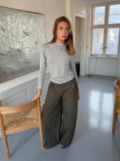 Cornelia bluse med åben ryg - Lysegrå