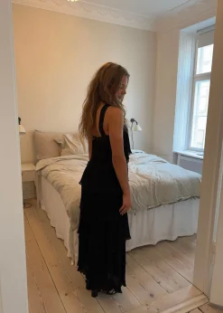Daicy kjole med flæser - Sort