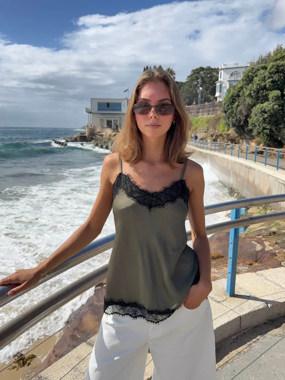 Daniana satintop med blonder - Kaki