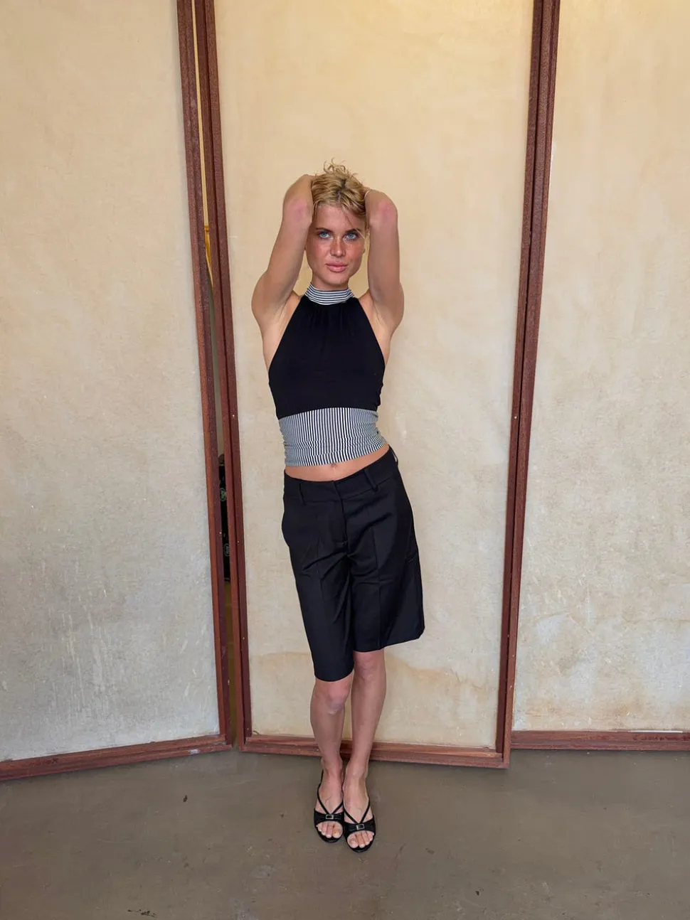 Debby halterneck top med striber - Sort/hvid