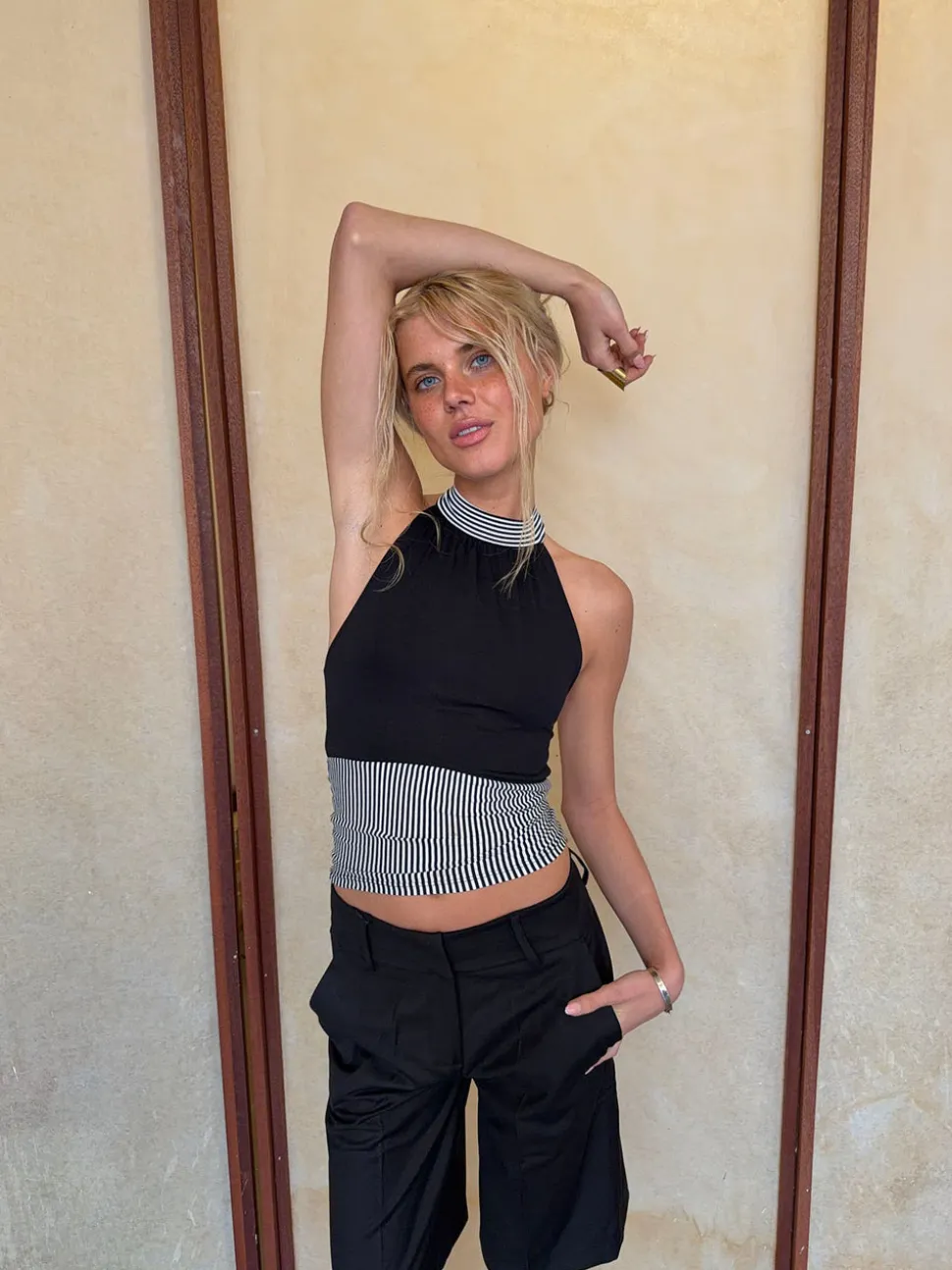 Debby halterneck top med striber - Sort/hvid