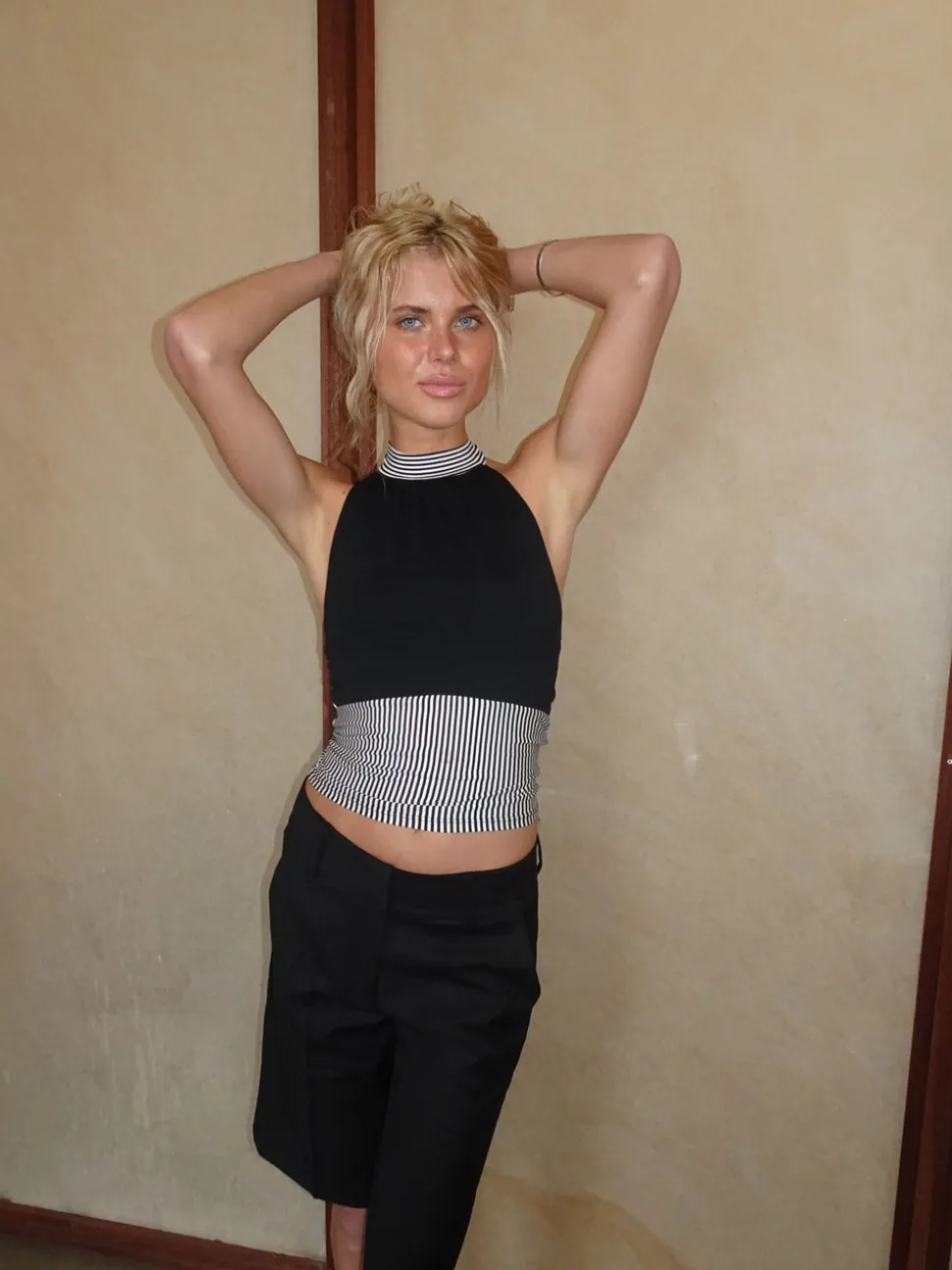 Debby halterneck top med striber - Sort/hvid