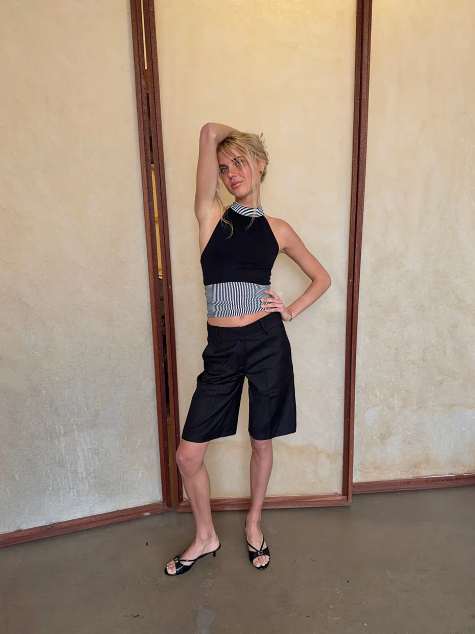 Debby halterneck top med striber - Sort/hvid