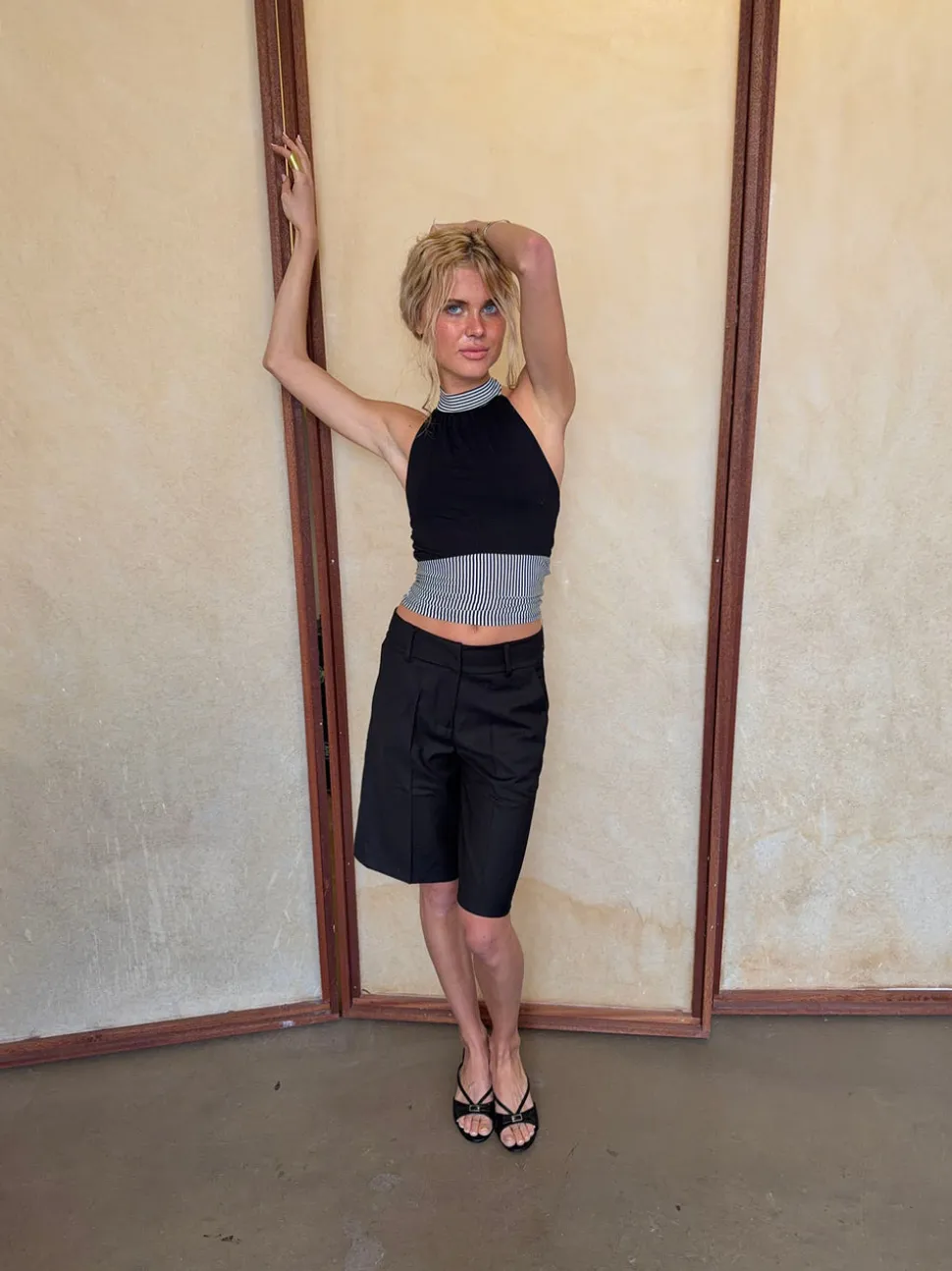 Debby halterneck top med striber - Sort/hvid