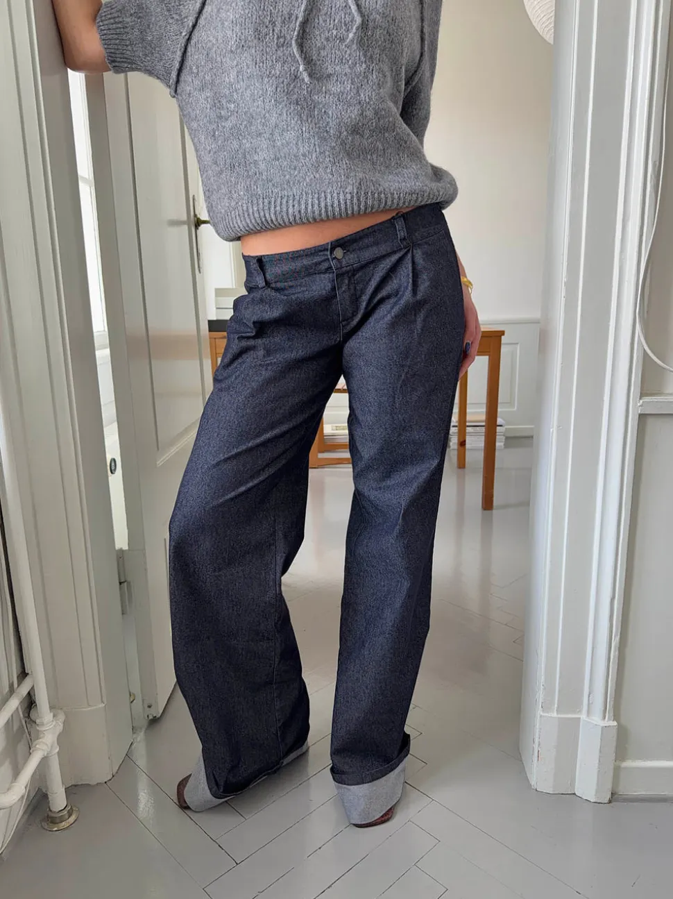 Demi jeans med opsmøg - Mørk denim