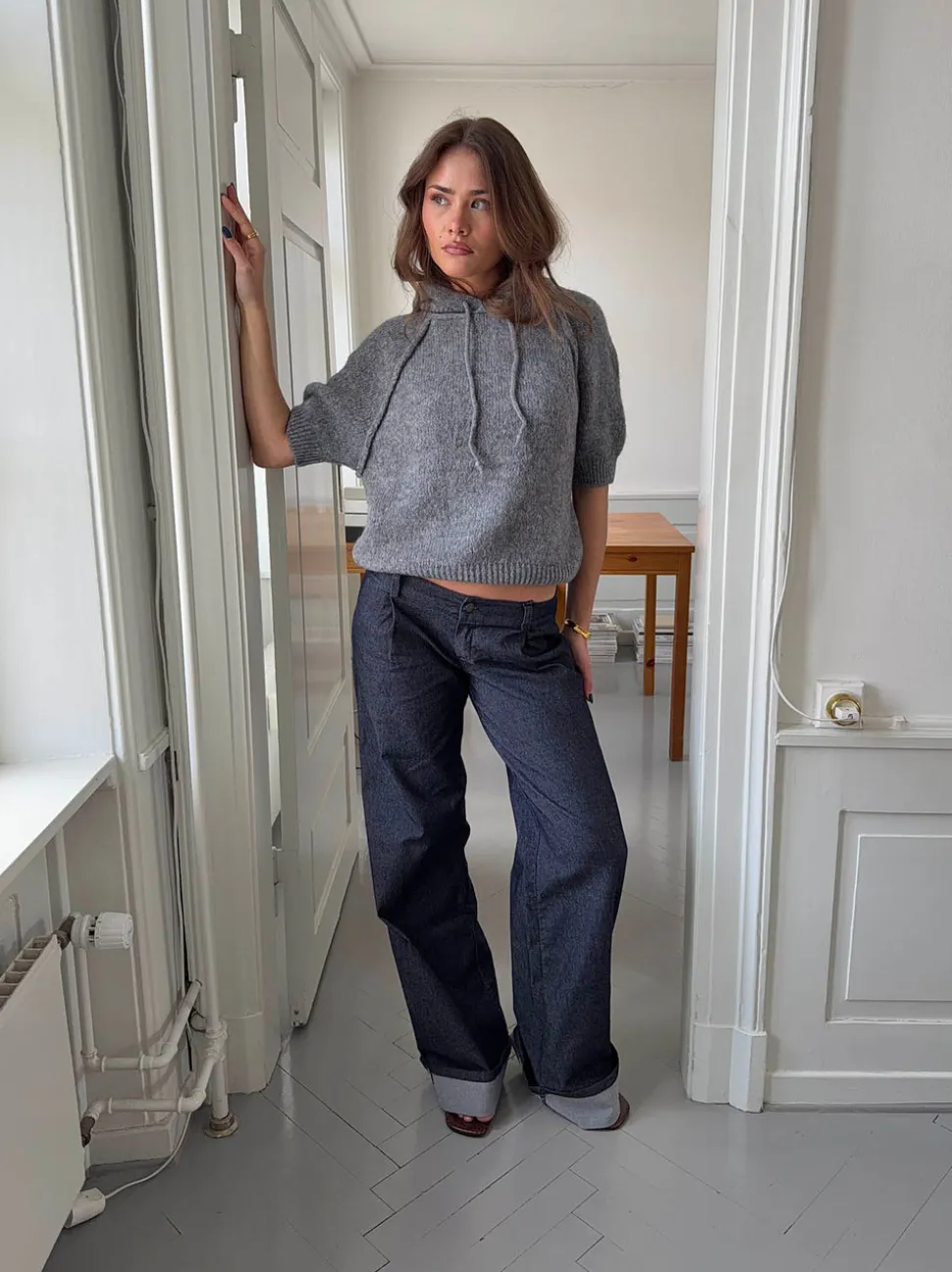 Demi jeans med opsmøg - Mørk denim