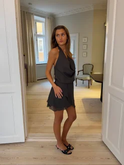 Denaya kjole med flæser og åben ryg - Mørkegrå