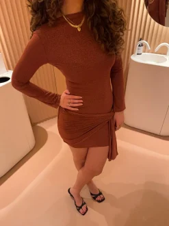 Dithea kjole med wrapdetalje - Bronze
