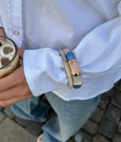 Ebony armbånd med striber - Blå/lyserød/hvid/guld