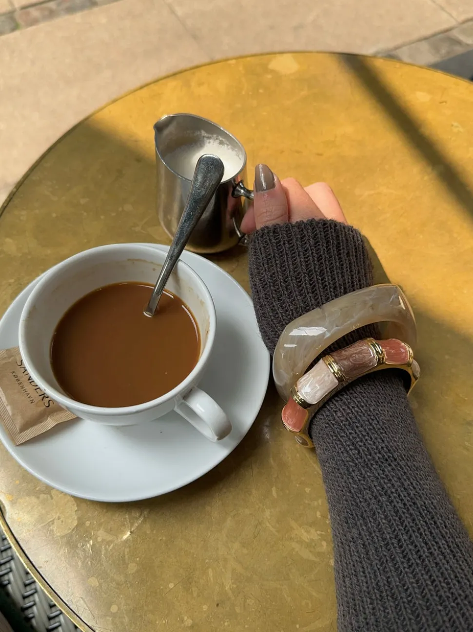 Ebony armbånd med striber - Koral/brun/guld/off white