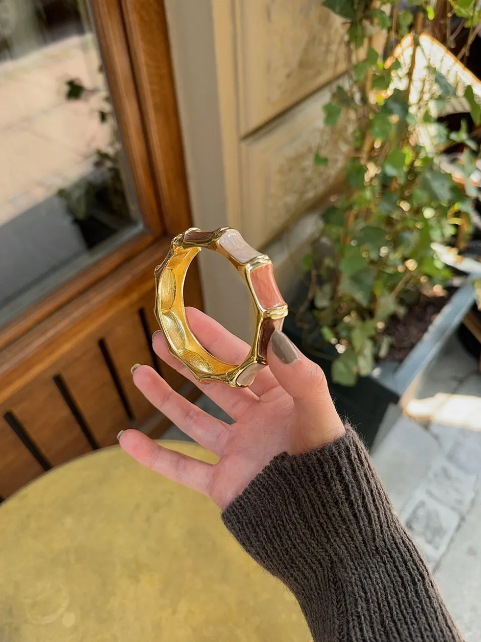 Ebony armbånd med striber - Koral/brun/guld/off white