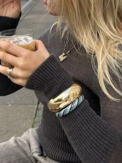 Eivora armbånd med striber - Blå nuancer/guld
