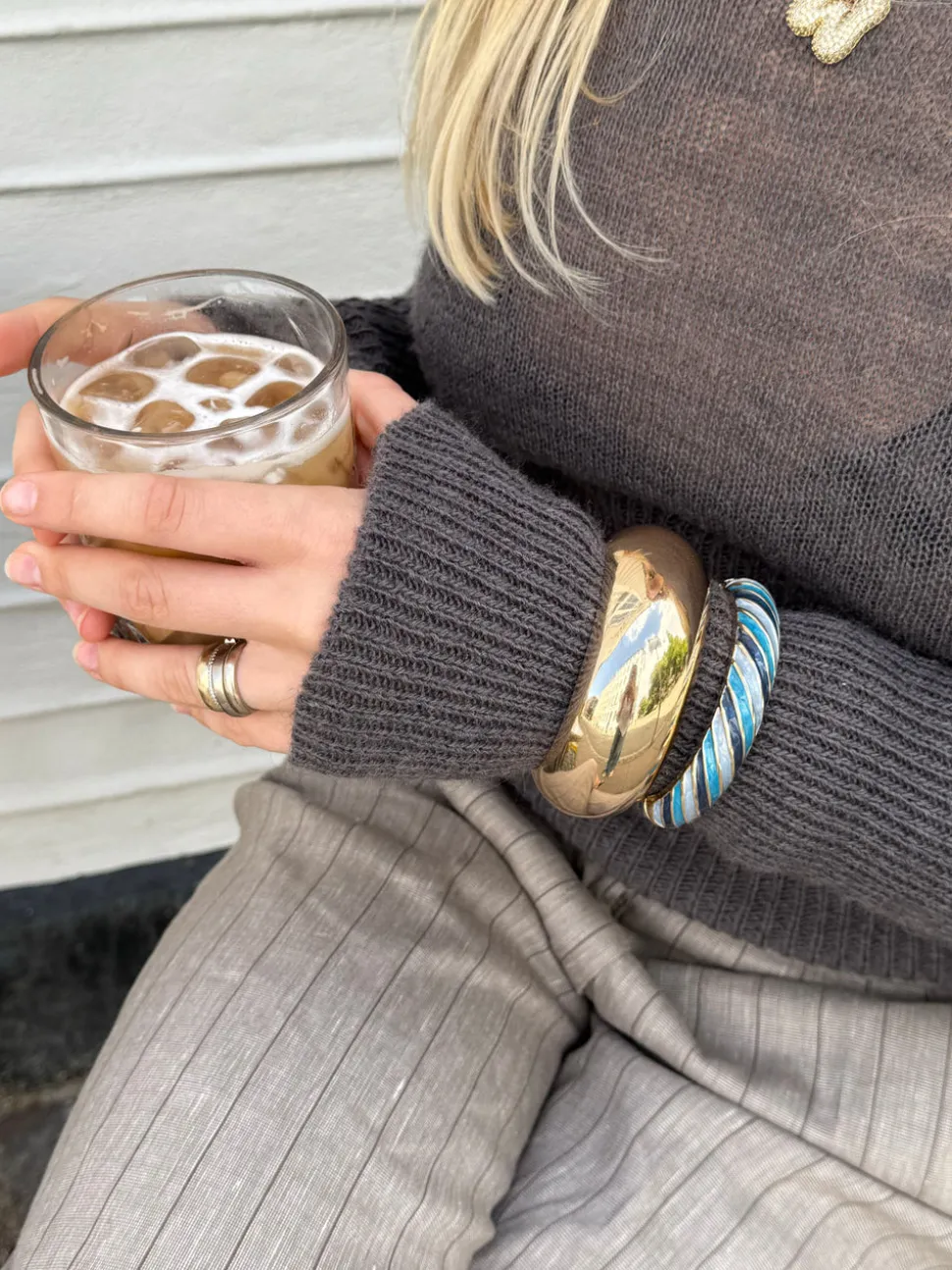 Eivora armbånd med striber - Blå nuancer/guld