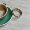 Eivora armbånd med striber - Perlemor/guld