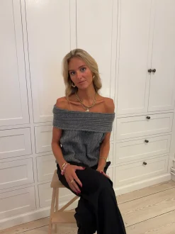 Elinor off shoulder strikvest - Grå