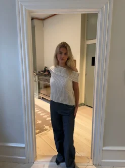 Elinor off shoulder strikvest - Off white