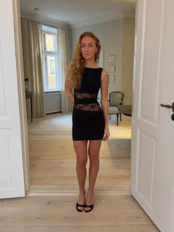 Ellatia kjole med blonder - Sort