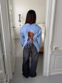 Estelle stribet skjorte med åben ryg - Blå/hvid