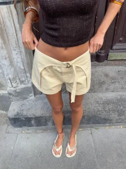 Filippa shorts med spænde - Lys gul