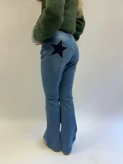 Flared star jeans med navy stjerne - Lys denim