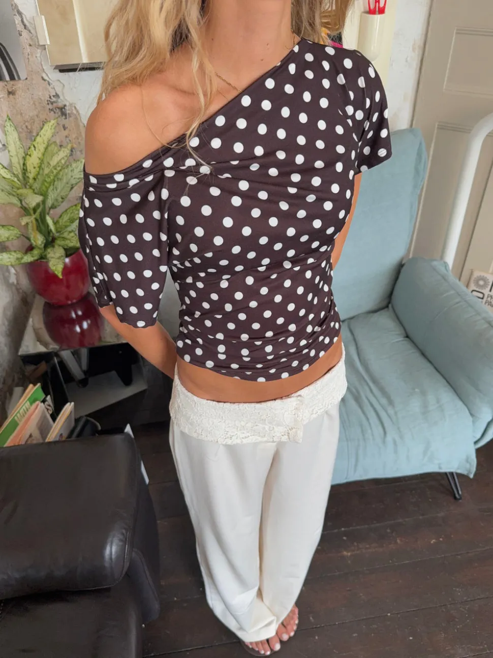 Florine figursyet t-shirt med polkaprikker - Brun/hvid