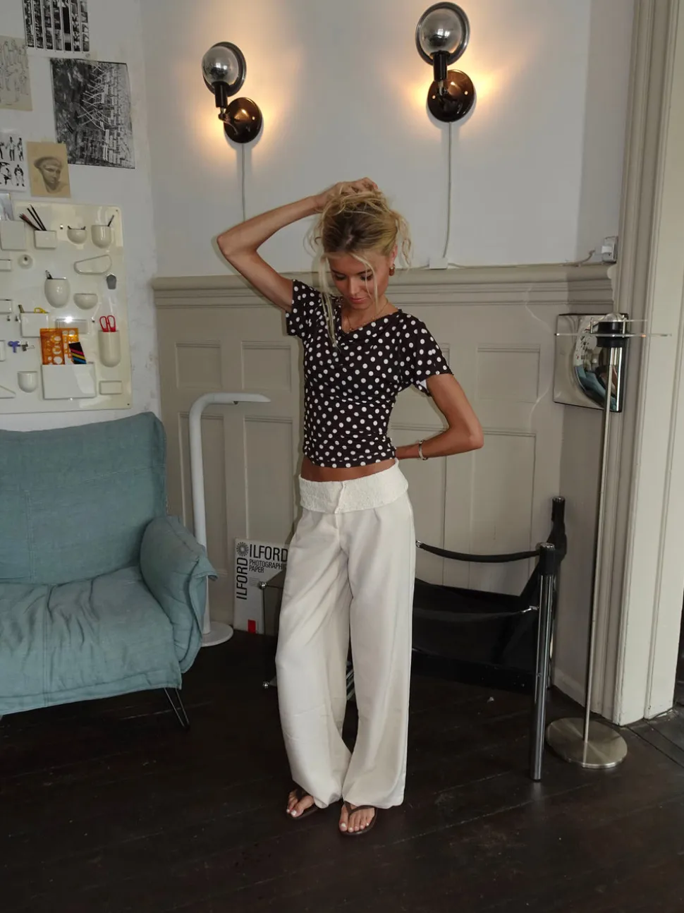 Florine figursyet t-shirt med polkaprikker - Brun/hvid