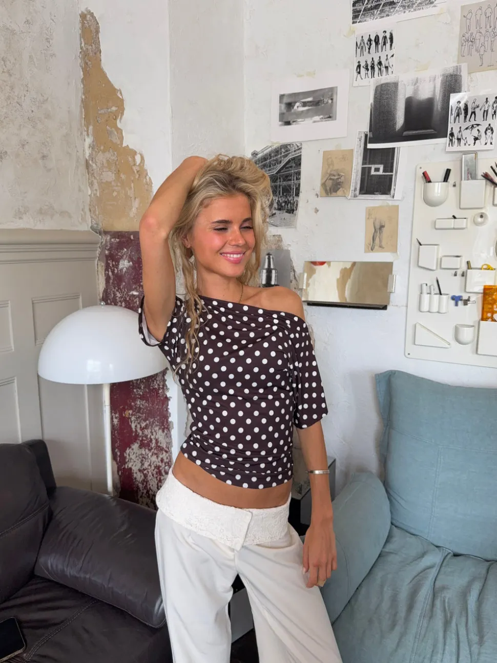 Florine figursyet t-shirt med polkaprikker - Brun/hvid
