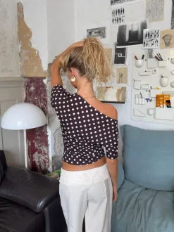 Florine figursyet t-shirt med polkaprikker - Brun/hvid