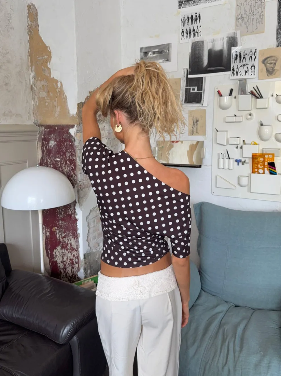 Florine figursyet t-shirt med polkaprikker - Brun/hvid