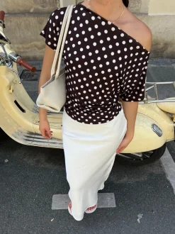 Florine figursyet t-shirt med polkaprikker - Brun/hvid