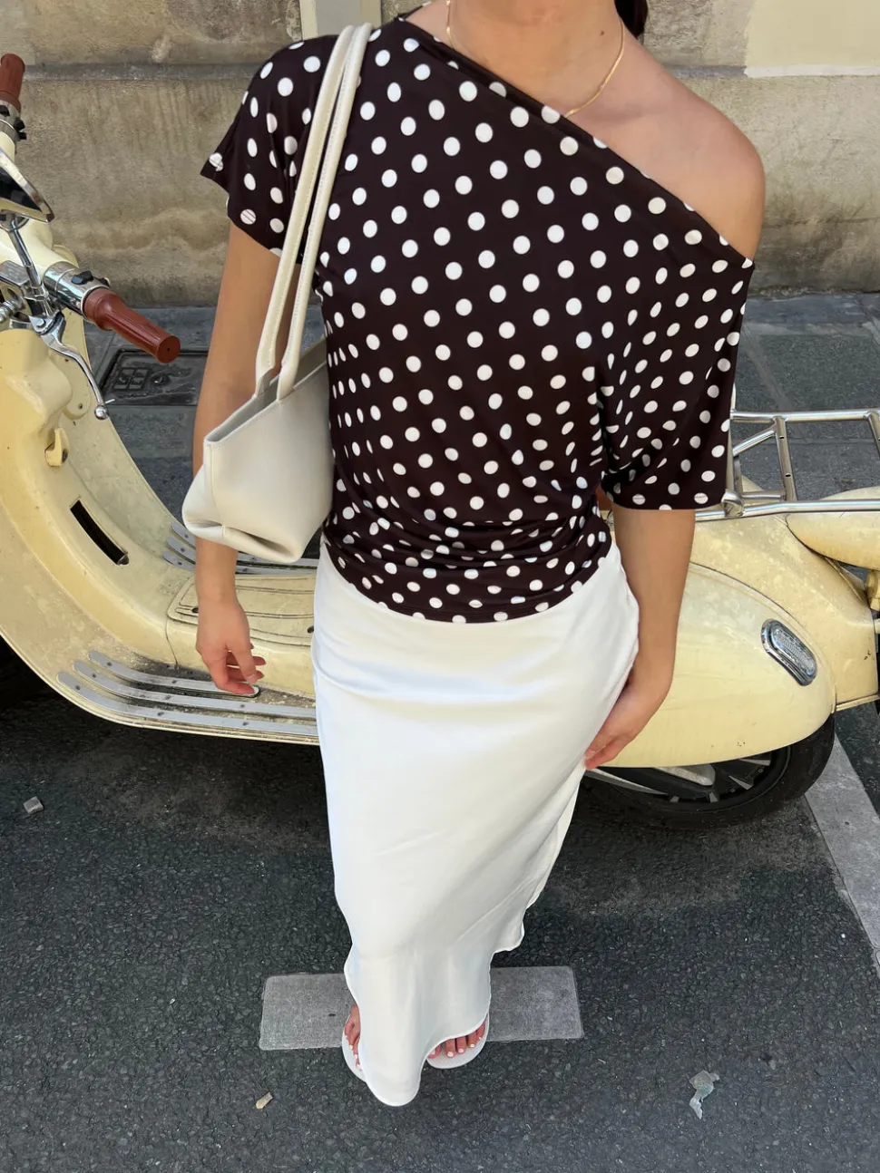 Florine figursyet t-shirt med polkaprikker - Brun/hvid