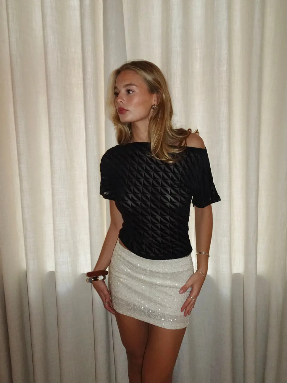 Florine top med mønster i mesh - Sort