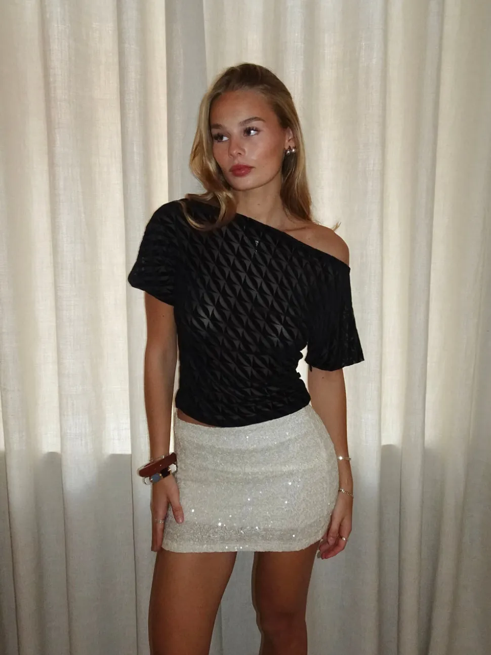 Florine top med mønster i mesh - Sort