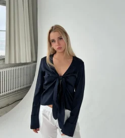 Freja satinbluse - Mørk navy