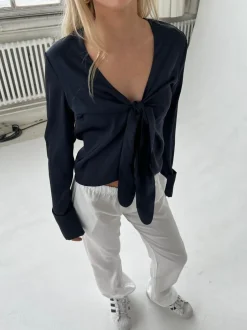 Freja satinbluse - Mørk navy