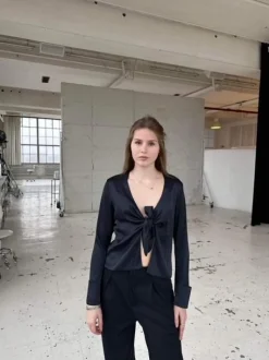 Freja satinbluse - Mørk navy