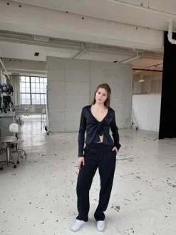 Freja satinbluse - Mørk navy