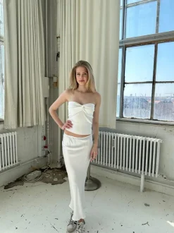 Gabrielle maxinederdel i satin - Hvid