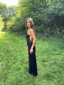 Glora maxikjole med åben ryg - Sort