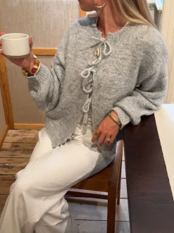Gunilla strikket cardigan med bindedetaljer - Lys grå
