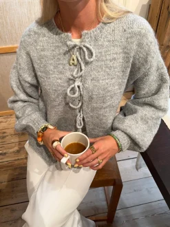Gunilla strikket cardigan med bindedetaljer - Lys grå