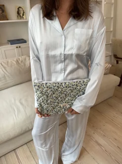 Honey computer sleeve - Hvid med blå blomster