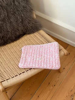 Honey computer sleeve - Hvid med lyserøde/blå blomster