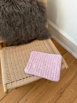 Honey computer sleeve - Hvid med lyserøde/blå blomster