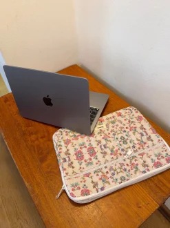 Honey computer sleeve - Off white med blomster