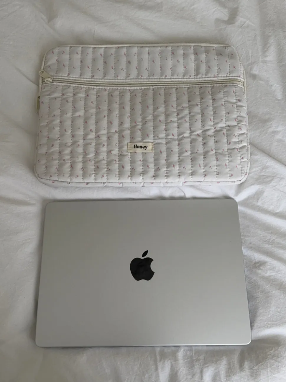 Honey computer sleeve - Off white med små lyserøde blomster