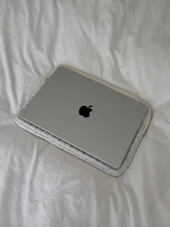 Honey computer sleeve - Off white med små lyserøde blomster