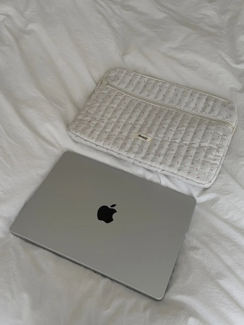 Honey computer sleeve - Off white med små lyserøde blomster