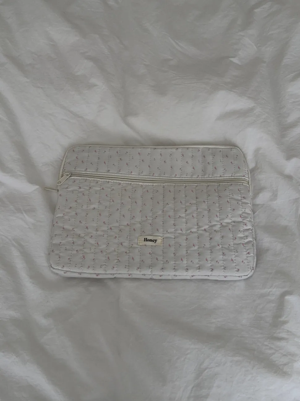 Honey computer sleeve - Off white med små lyserøde blomster