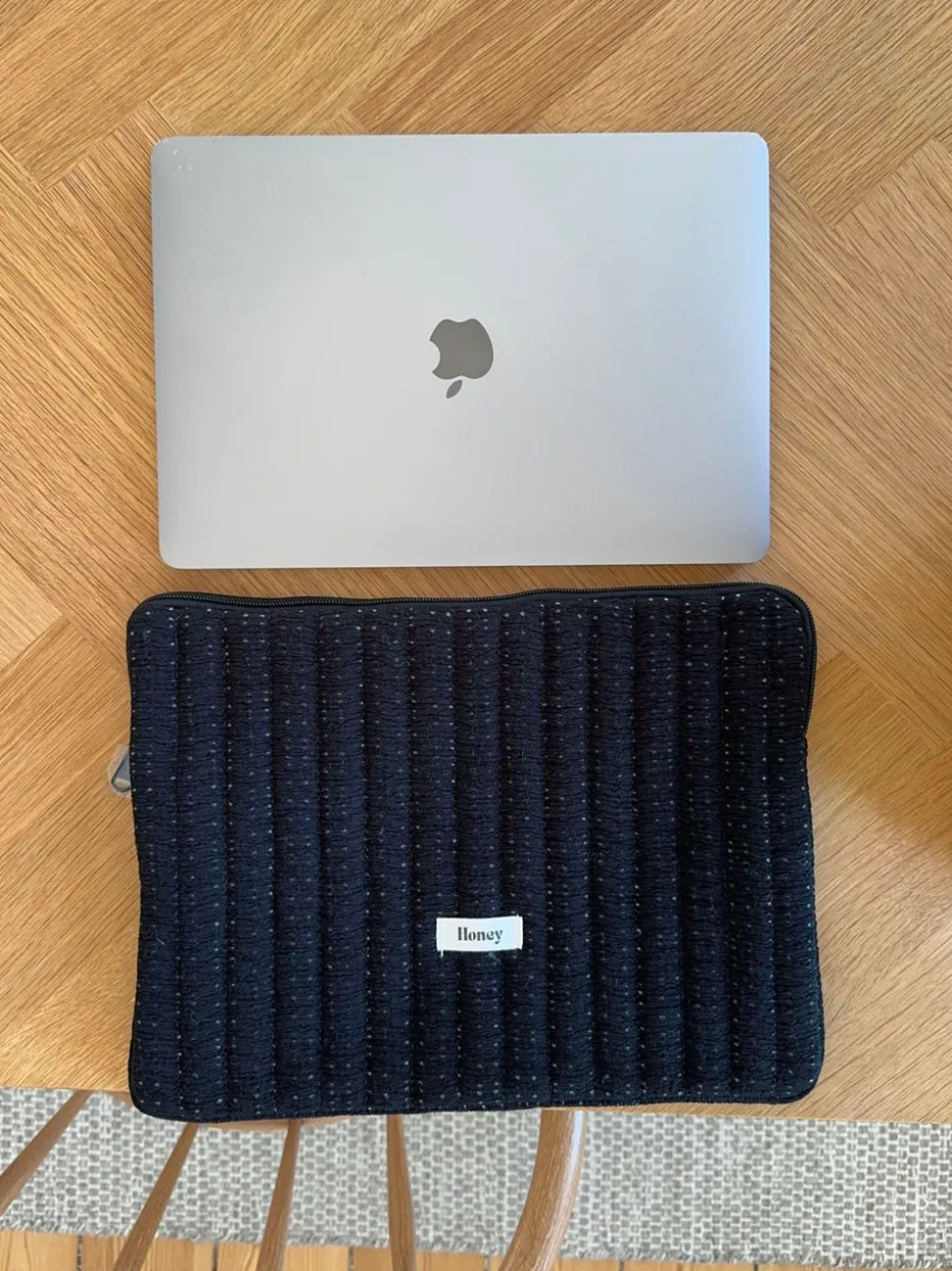 Honey computer sleeve - Sort med hvide prikker
